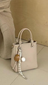 حقيبة يد نسائية صغيرة أنيقة بتصميم عقدة وحليّة جذابة لون بيج - KSA